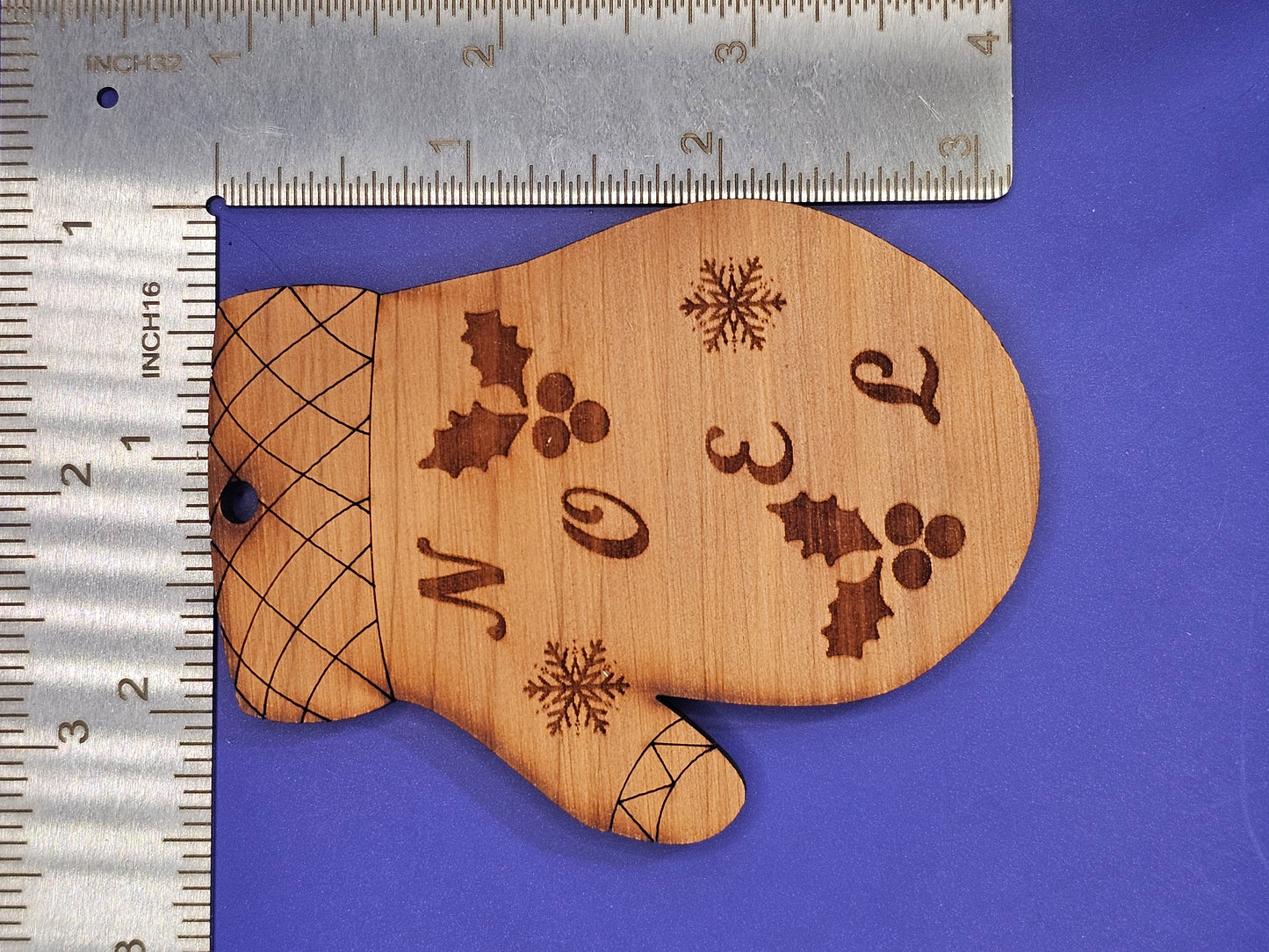 Mitten (noel) Cedar Ornament